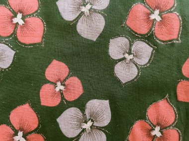 Büyük Beyaz ve Pembe Arkaplan Çiçekli Yeşil Kumaş