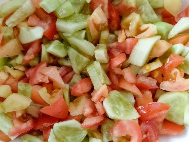 Domates ve kombine sebze salatası.