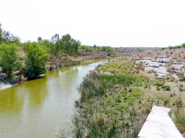 Kırsal bölgedeki Dağlar Arasındaki Nehir Kanalı
