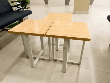 Kurumsal Ofiste Küçük Üçlü Masalar