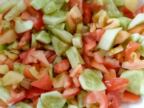 Domates ve kombine sebze salatası.