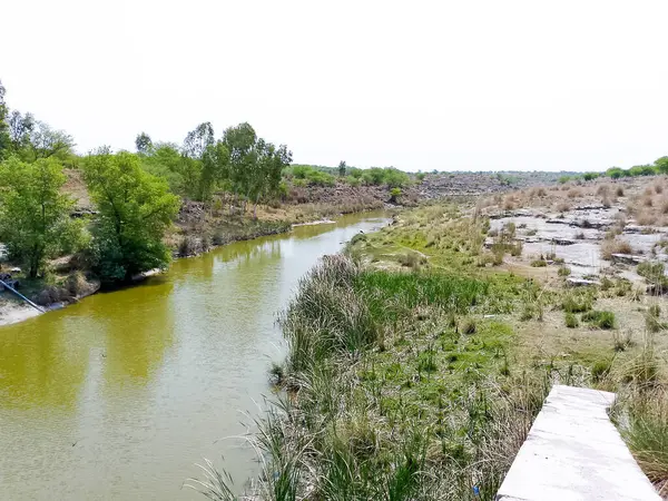 Kırsal bölgedeki Dağlar Arasındaki Nehir Kanalı