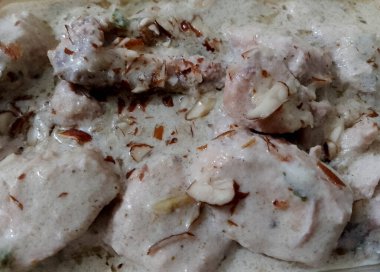 Zengin yoğurt soslu badem garnitürlü kremalı tavuk köri.