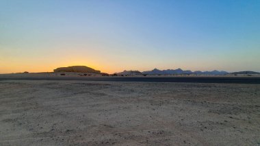Günbatımında Kaya oluşumu, Paved Yolu ve Uzak Dağlar