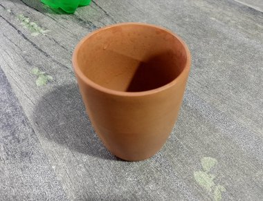Yeşil Lekeli Gri Yüzeyde Su Damlacıkları olan Terracotta Kupası