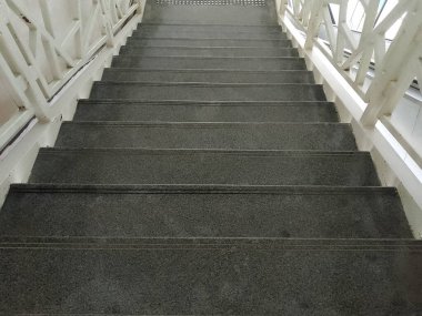 Kalıplı basamakları ve umumi alanda duvarları olan desenli taş merdiven