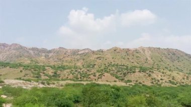 Yeşil ve dağlı güzel yol kenarı manzarası 