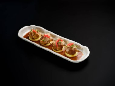 Japon restoranının yemekleri körili bento şehriyesi.