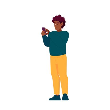 Cep telefonlu siyah adam, cep telefonu iletişim konsepti. Neşeli Erkek Karakteri Smartphone, Gadget Addiction, Network Connection 'da Mesajlar Arasında Kaydır. Çizgi film Vektör İllüstrasyonu