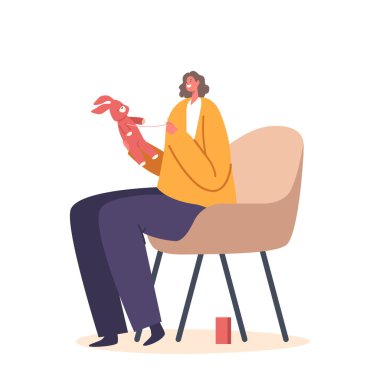 Yetenekli bir kadın, yumuşak bir oyuncağı özenle dikip her bir parçayı birbirine dikerek sevimli ve sevimli bir eş yaratıyor. 