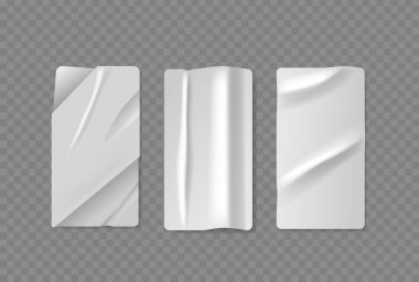 Şeffaf arka planda izole edilmiş üç tane buruşuk beyaz etiket. Katları ve kırışıklıkları olan dikdörtgen yamalar. Gerçekçi ve desenli 3d Vektör Etiketleri Tasarım Projeleri ve Model Tasarımı İçin Mükemmel