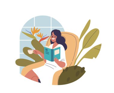 Koltuğunda rahat bir şekilde oturan, kitap okurken bir fincan kahvenin tadını çıkaran bir kadın. Yeşil bitkiler ve geniş pencereli, rahat ve huzurlu bir atmosfer yaratan, rahat bir kır evi manzarası.