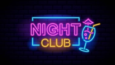 Renkli Retro Neon tabelası Kelime Gece Kulübü ve Koyu Tuğla Duvarı 'na karşı bir kokteyl resmi. Canlı Renkler Bar, Kulüp ve Parti için canlı ve enerjik bir Gece Ortamı Oluşturur
