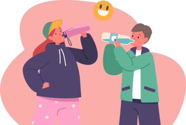 Çeşitli çocuklar su içiyor.