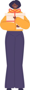 Neşeli kadın hediye kutusuna sarılıyor.