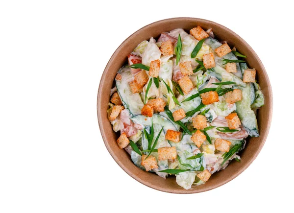 Online restoran sitesi için füme tavuk göğsü, Bulgar biberi, salatalık, domates, buzdağı marulu, kızarmış ekmek ve mayonez beyazından oluşan salata.