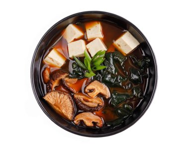 Miso çorbası, miso makarna, tofu, shiitake, wakame yosunu, yeşil chibula, beyaz arka planda online restoran menüsü için beyaz susam.
