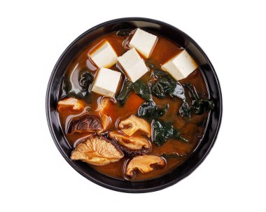 Miso çorbası, miso makarna, tofu, shiitake, wakame yosunu, yeşil chibula, beyaz arka planda online restoran menüsü için beyaz susam.
