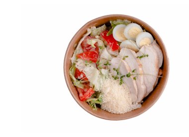 Tavuklu bıldırcın yumurtalı salata parmesan mikroyeşili domates beyaz arka plan üzerine online restoran menüsü.