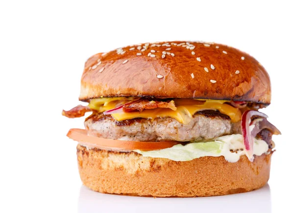 Lokanta web sitesi menüsü 1 için beyaz zemin üzerinde mermer sığır, peynir ve buzdağı marulu Amerikan Burger 'i.