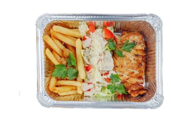 Tavuk taze. Izgara tavuk, patates, mantar, marul, domates, sezar sosu, parmesan, maydanoz. Restoran web sitesi 2 'nin menüsü için beyaz arka planda.