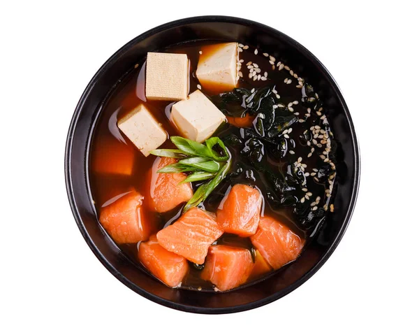 Somonlu Miso çorbası, miso macunu, tofu, wakame yosunu, yeşil cibula, beyaz arka planda online restoran menüsü için beyaz susam.