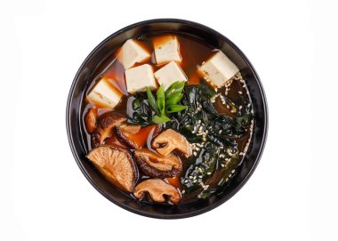 Miso çorbası, miso makarna, tofu, shiitake, wakame yosunu, yeşil chibula, beyaz arka planda online restoran menüsü için beyaz susam.