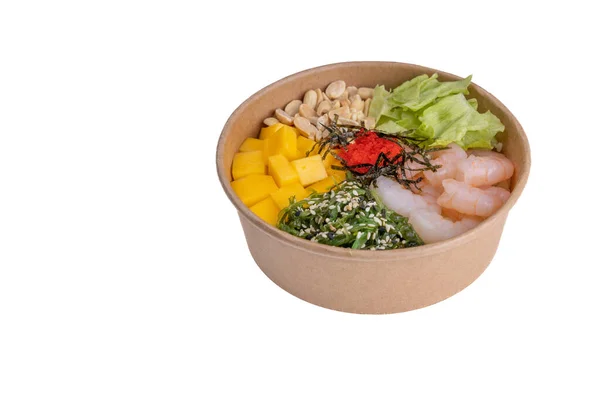 Mango, fıstık, chuka deniz yosunu, masago havyarı, buzdağı, poke pilavı, online restoran menüsü için aioli sosu beyaz arka plan 1