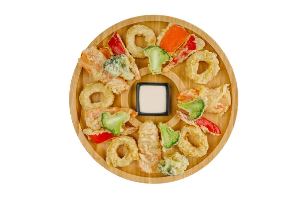 Beyaz arka planda online restoran menüsü için ahşap tabak dolusu kızarmış sebze.