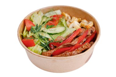 Beyaz arka planda online restoran sitesi için kızarmış mantarlı salata ve kızarmış et salatalığı biberi.