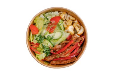 Beyaz arka planda online restoran sitesi için kızarmış mantarlı salata ve kızarmış salatalık biberi.