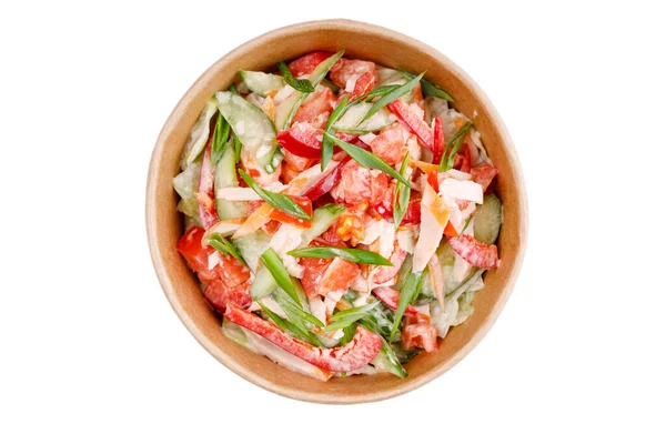 Online restoran sitesi için füme tavuk göğsü, Bulgar biberi, salatalık, domates, buzdağı marulu, kızarmış ekmek, mayonez beyazından oluşan bir salata.