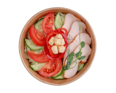 Beyaz arka plandaki internet sitesi için füme tavuk göğsü, Bulgar biberi, salatalık, domates, buzdağı marulu, kızarmış ekmek ve mayonez beyazından oluşan bir salata.