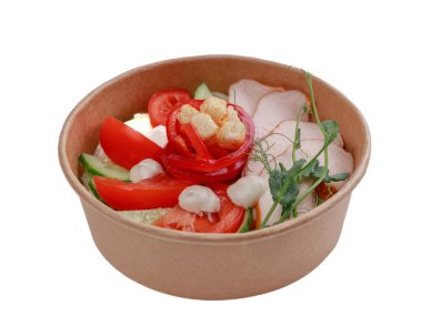 Online restoran sitesi için füme tavuk göğsü, Bulgar biberi, salatalık, domates, buzdağı marulu, kızarmış ekmek ve mayonez beyazından oluşan bir salata.