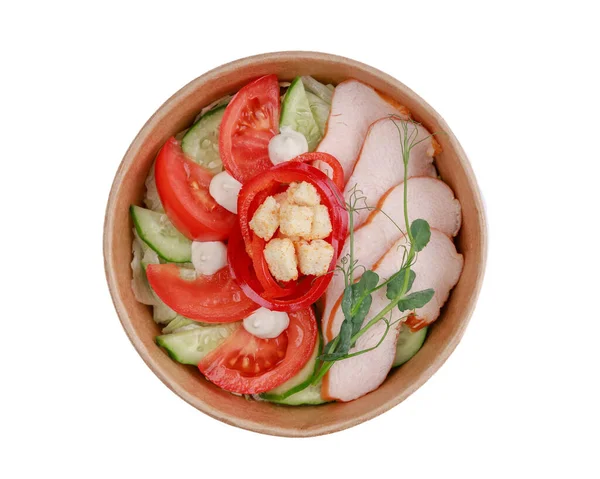 Beyaz arka planda online restoran sitesi için füme tavuk göğsü, Bulgar biberi, salatalık, domates, buzdağı marulu, kızarmış ekmek ve mayonez beyazından oluşan salata.