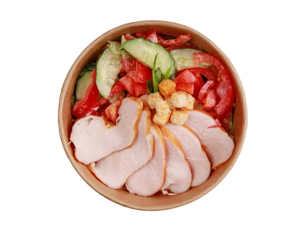 Online restoran sitesi için füme tavuk göğsü, Bulgar biberi, salatalık, domates, buzdağı marulu, kızarmış ekmek ve mayonez beyazından oluşan bir salata.