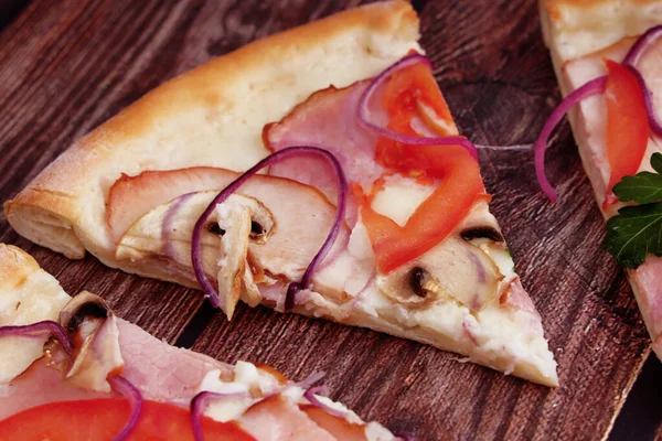 Çevrimiçi restoran menüsü 2 için ahşap arka planda mantarlı Pepperoni pizza.