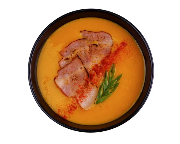 Çevrimiçi restoran menüsü için beyaz arka planda mercimek ve pastırmalı çorba.
