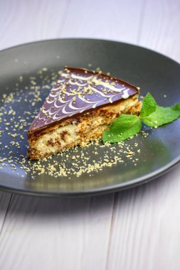 Restoran menüsü 4 için bir dilim pasta.