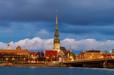 Daugava nehri boyunca Old Riga 'nın günbatımı manzarası