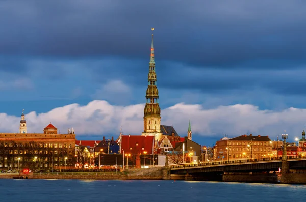 Daugava nehri boyunca Old Riga 'nın günbatımı manzarası