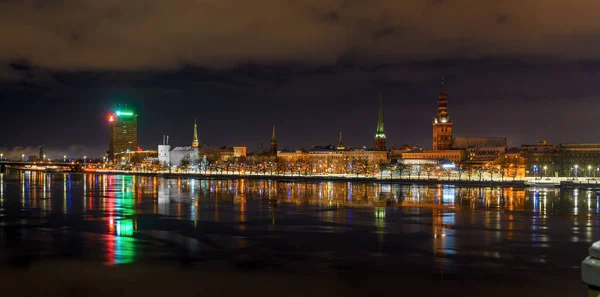 Daugava nehrinin karşısındaki Old Riga 'nın gece manzarası.