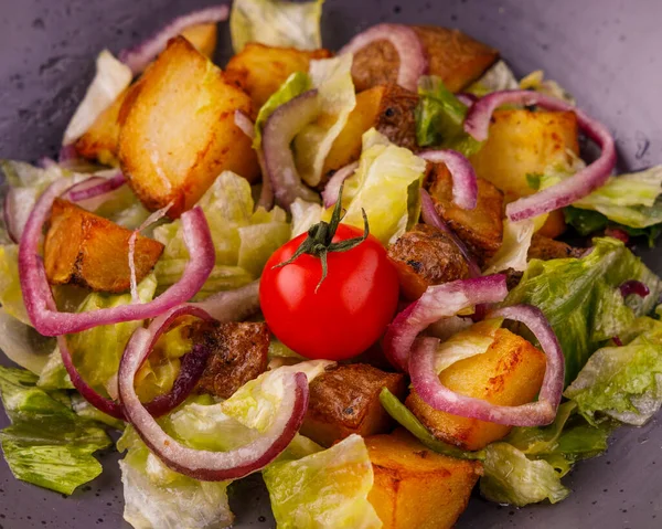 Ev yapımı salata, patates dilimleri, ev yapımı yağ, mavi soğan, tuz, sarımsak. Restoran menüsü için beyaz arka planda.