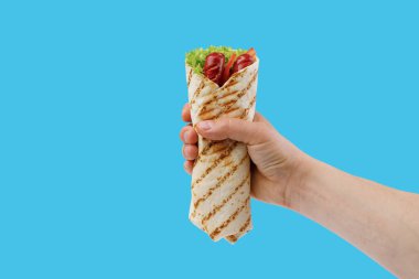 Bir restoran sitesi için mavi arka planda bavyera sosisli pide.