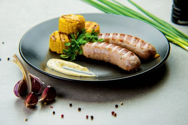 Ev yapımı sosisler ve ızgara mısır. Gri arka planda online restoran menüsü için sos.
