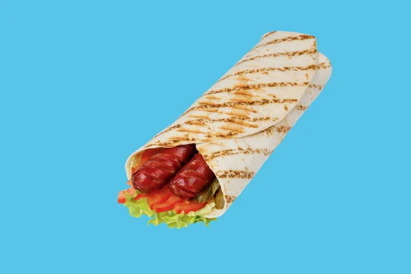 餐馆网站的蓝色背景中夹着烤香肠的比塔面包 — 图库照片