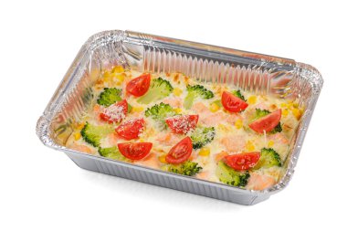 Çevrimiçi restoran menüsü için beyaz arka planda somon brokoli domatesli güveç.