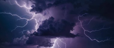 Şimşek ve gök gürültülü fırtına, elektrik şimşeği, bulutlu karanlık gökyüzü, ışık ve ışık, gri, mavi, mor ve beyaz renkler, gök gürültüsü, gök gürültüsü gerçekçi vektör çizimi