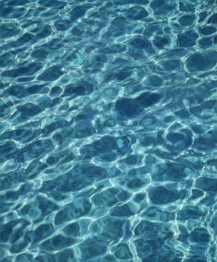 Su dalgaları ve parlak güneş ışığı yansımaları olan mavi su arka planı, yüzme havuzunda su, vektör illüstrasyonu