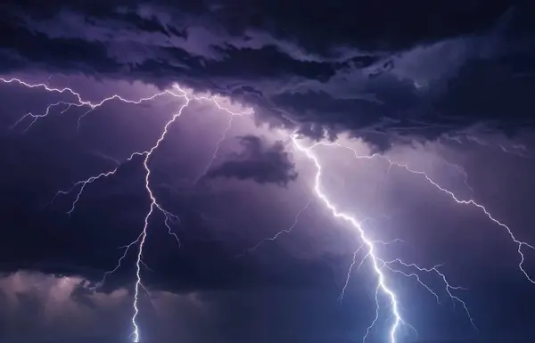 Şimşek ve gök gürültülü fırtına, elektrik şimşeği, karanlık gece gökyüzü, ışık ve ışık, gri, mavi, mor ve beyaz renkler, gök gürültüsü ve şimşek, gerçekçi vektör çizimi